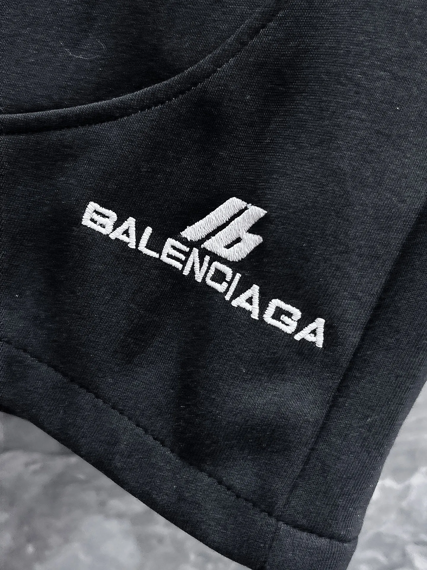 Balenciaga's three-standard complete 2026 summer New Arrival men's casual shorts, advanced custom-made Breathable fabric, Breathable fabric, extremely stretchy and comfortable, impeccable details, top-grade accessories, original logo design concept, delicate and soft feel! The upper body fit is awesome! Size: M-XXXL Please state your height and weight when ordering